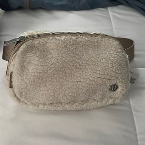 Everywhere belt bag “fleece”